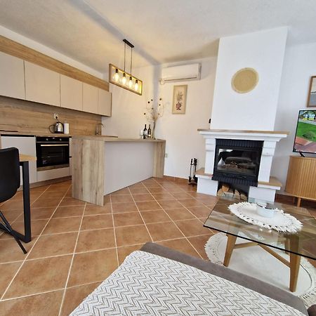 Village Apartment Zagvozd Luaran gambar